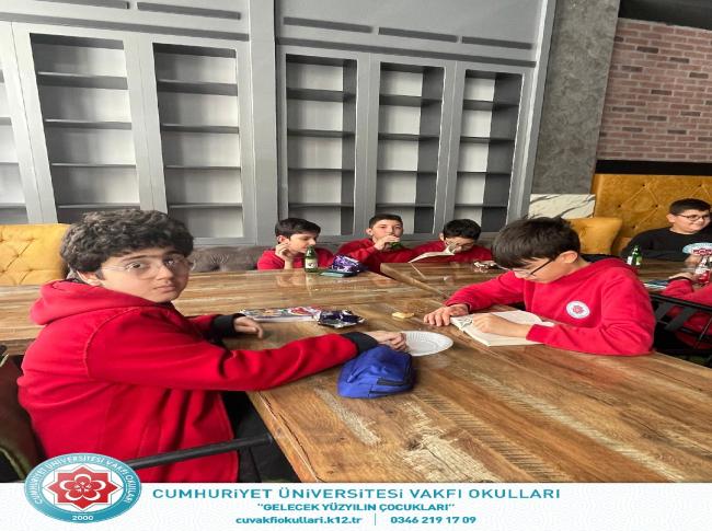"Okuyan bir çocuk, düşünen bir yetişkin olur." görseli
