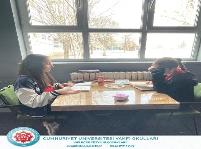 "Okuyan bir çocuk, düşünen bir yetişkin olur." görseli