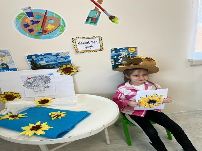 Bugünkü konumuz Van Gogh! çocuklarımızda küçük kas gelişimine yönelik bir etkinlik olan krapon kâğıtları ile ayçiçeği tasarladık. görseli