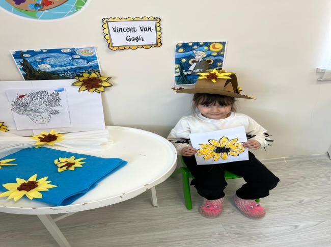 Bugünkü konumuz Van Gogh! çocuklarımızda küçük kas gelişimine yönelik bir etkinlik olan krapon kâğıtları ile ayçiçeği tasarladık. görseli