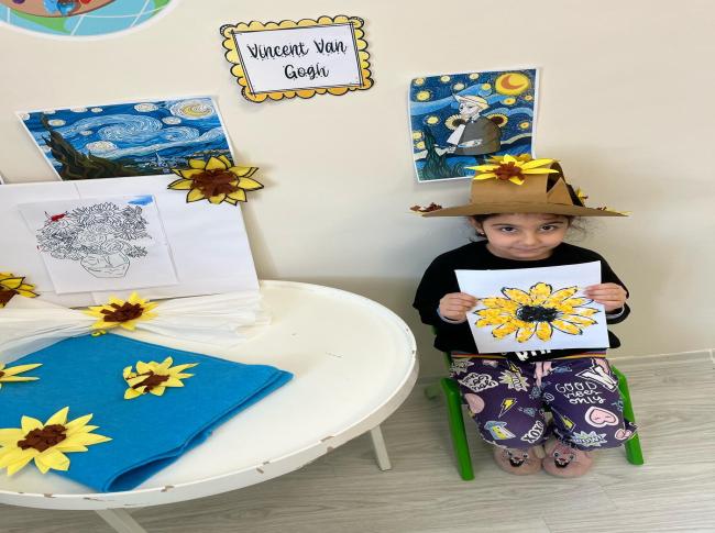 Bugünkü konumuz Van Gogh! çocuklarımızda küçük kas gelişimine yönelik bir etkinlik olan krapon kâğıtları ile ayçiçeği tasarladık. görseli