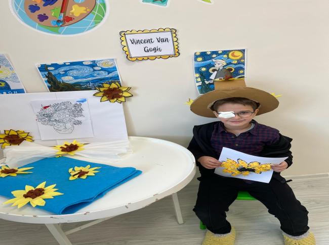 Bugünkü konumuz Van Gogh! çocuklarımızda küçük kas gelişimine yönelik bir etkinlik olan krapon kâğıtları ile ayçiçeği tasarladık. görseli