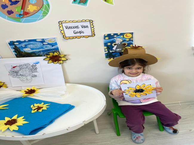 Bugünkü konumuz Van Gogh! çocuklarımızda küçük kas gelişimine yönelik bir etkinlik olan krapon kâğıtları ile ayçiçeği tasarladık. görseli