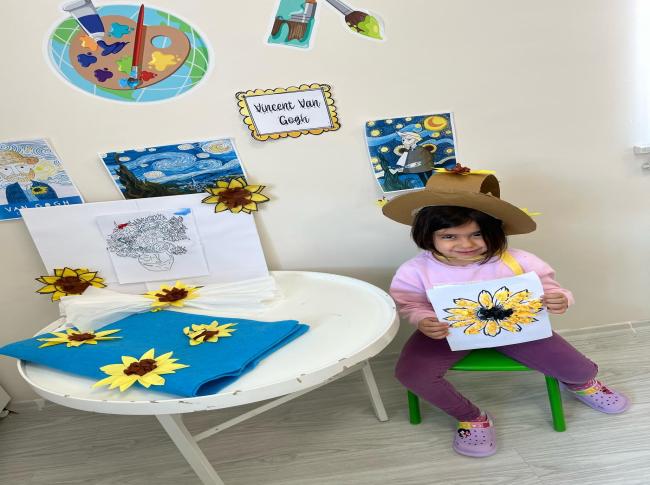 Bugünkü konumuz Van Gogh! çocuklarımızda küçük kas gelişimine yönelik bir etkinlik olan krapon kâğıtları ile ayçiçeği tasarladık. görseli