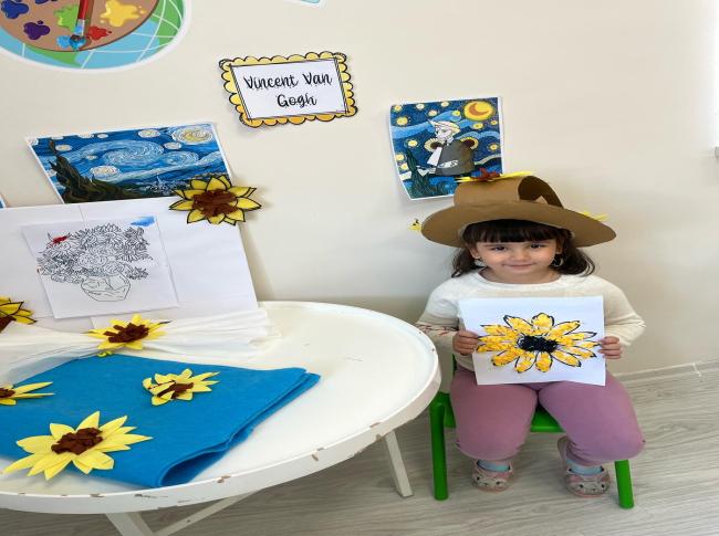 Bugünkü konumuz Van Gogh! çocuklarımızda küçük kas gelişimine yönelik bir etkinlik olan krapon kâğıtları ile ayçiçeği tasarladık. görseli