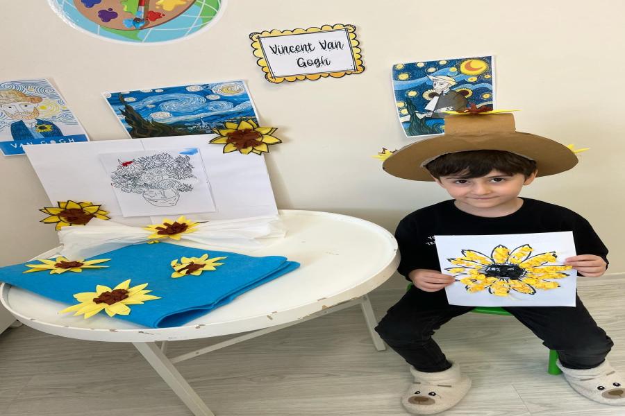 Bugünkü konumuz Van Gogh! çocuklarımızda küçük kas gelişimine yönelik bir etkinlik olan krapon kâğıtları ile ayçiçeği tasarladık.