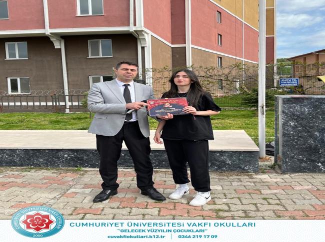 Dil Gecesi Etkinliğimizde görev alan ,sahne önünde ve arkasında başından sonuna kadar bizimle olan değerli öğrencilerimize teşekkür ederiz. görseli