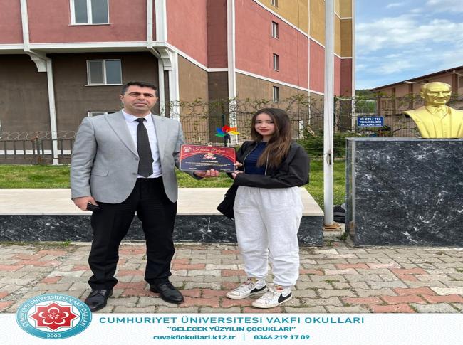 Dil Gecesi Etkinliğimizde görev alan ,sahne önünde ve arkasında başından sonuna kadar bizimle olan değerli öğrencilerimize teşekkür ederiz. görseli