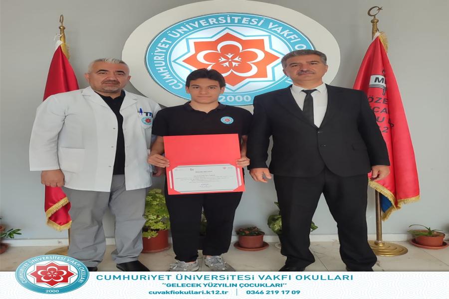TÜBİTAK 2204-A Lise Öğrencileri Araştırma Projeleri Kayseri bölge finalinde Kimya dalında birincilik ödülü alan ve Türkiye finaline katılmaya hak kazanan BİLSEM öğrencisi ve Cü Vakıf Okulları Fen Lisesinden öğrencimiz Kayra Efe Torun’u tebrik ediyor başarılarının devamını diliyoruz.