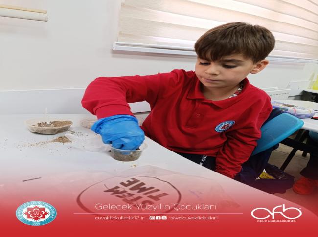  Fen Bilimleri dersinde Fosillerin Oluşum sürecini yaparak yaşayarak gözlemlemiş olduk. görseli