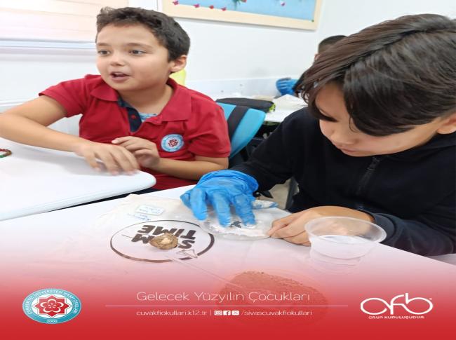  Fen Bilimleri dersinde Fosillerin Oluşum sürecini yaparak yaşayarak gözlemlemiş olduk. görseli