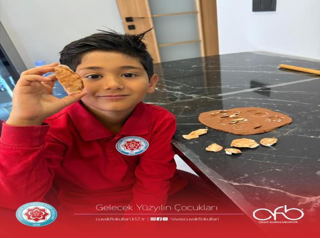  Fen Bilimleri dersinde Fosillerin Oluşum sürecini yaparak yaşayarak gözlemlemiş olduk. görseli