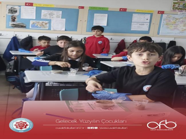 4A  Sınıfı Fen Bilimleri dersinde, Fosil oluşumunu deney metodu ile yaparak yaşayarak öğrendiler. görseli