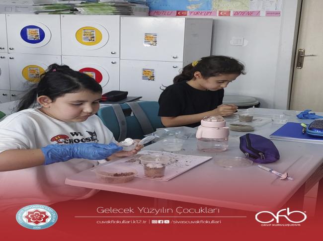 4A  Sınıfı Fen Bilimleri dersinde, Fosil oluşumunu deney metodu ile yaparak yaşayarak öğrendiler. görseli