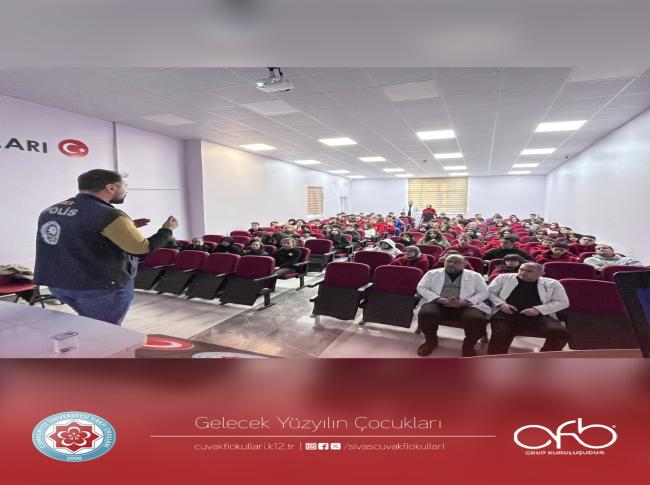  Sivas Emniyet Müdürlüğü Siber Suçlarla Mücadele biriminden görevli polis memurları öğrencilerimize güvenli İnternet kullanımı, konusunda farkındalık çalışması yapmıştır.  görseli