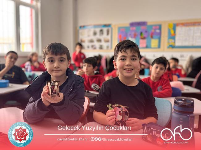 Cü Vakfı Özel Mahir Sevim Özduman İlkokulu 3-B Sınıfı olarak STEM TIME Deney setindeki  “Helikopter Kuvveti” deneyiyle kendi helikopterlerimizi yaparken kuvvet ve hareket konularını tekrar ettik. görseli