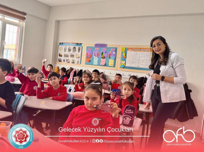 Cü Vakfı Özel Mahir Sevim Özduman İlkokulu 3-B Sınıfı olarak STEM TIME Deney setindeki  “Helikopter Kuvveti” deneyiyle kendi helikopterlerimizi yaparken kuvvet ve hareket konularını tekrar ettik. görseli