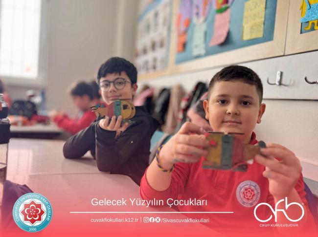 Cü Vakfı Özel Mahir Sevim Özduman İlkokulu 3-B Sınıfı olarak STEM TIME Deney setindeki  “Helikopter Kuvveti” deneyiyle kendi helikopterlerimizi yaparken kuvvet ve hareket konularını tekrar ettik. görseli