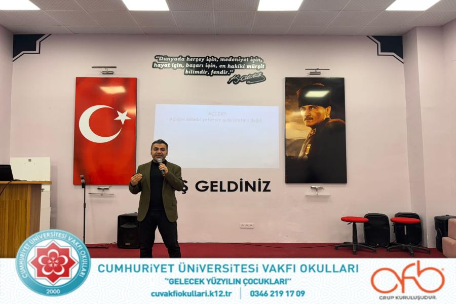 Gıda Mühendisi Doç. Dr Emre Hastaoğlu, öğrencilerimizle yaptığı buluşmada gıdanın üretimden sofraya yolculuğu, sağlıklı ve dengeli beslenmenin önemi, bilinçli tüketim alışkanlıkları ve gıda israfının çevreye etkileri gibi pek çok başlığa değindi.