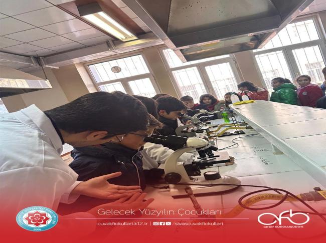 5.Sınıf öğrencilerimizle Cumhuriyet Üniversitesi Fen Fakültesi Kimya Bölümünü ziyaret ettik. Maarif Model kapsamında Bitki ve Hayvan Hücresi örnekleri incelendi. görseli