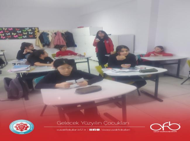 6.sınıf öğrencilerimizle Türkçe dersinde Yabancı Sözcüklere Türkçe Karşılıklar konusunu "Bende/Kimde?" oyunu ile pekiştirdik. görseli