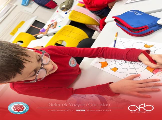 Görsel sanatlar dersinde öğrencilerimizle Op Art (Optik Sanat) çalışması gerçekleştirdik.  görseli