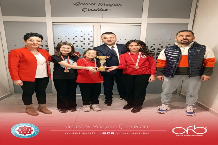 Okul Sporları kapsamında Tenis Küçük Kızlar turnuvasında il dördüncüsü olan öğrencilerimizi tebrik eder başarılarının devamını dileriz.